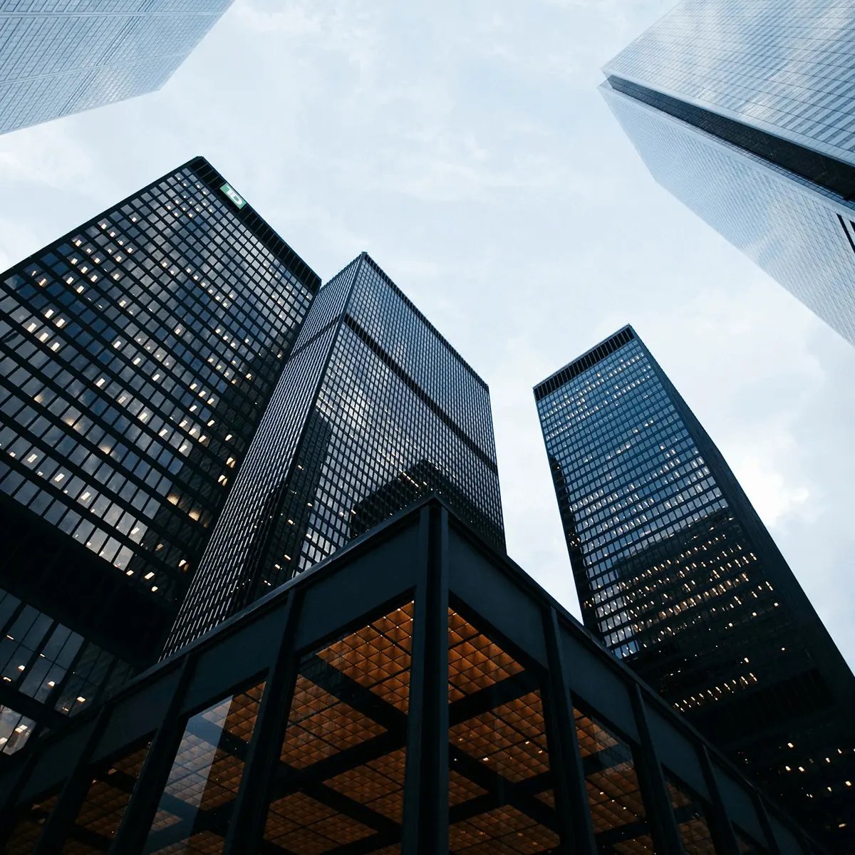 Can Veracloud Support Both Cloud and On-Premise Systems for Financial Services?